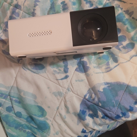 LED Projector - Picture 2 of 11